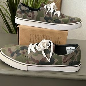 Nike “camp vibes “ polar outdoor stuff